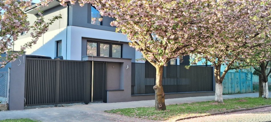 Штахетний паркан з металу